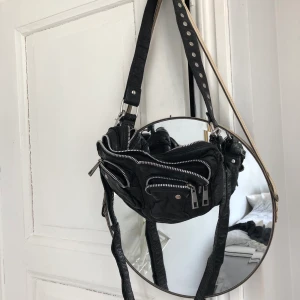Nunoo Ellie bag - Säljer min svarta Nunoo Ellie väska. Köpt från Nelly.com för 1400kr. Syns inte att den användts. Pris kan diskuteras. Köparen står för frakten 💓