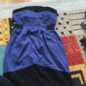 klänning - en fin klänning inte alls använd frakr inkluderat.