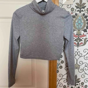  - Grå tröja. I princip oanvänd, storlek s/m