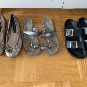 Somriga skor - Somriga skor  Ballerina aldrig använda från ilse Jacobsen  Sandalett aldrig använd från ilse Jacobsen. De svarta är sålda!