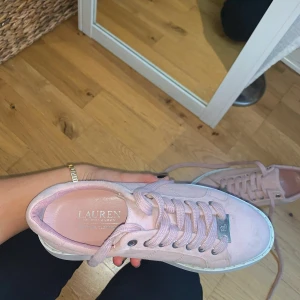 Ralph lauren sneakers  - Snygga pastell rosa mocka sneakers från Ralph Lauren. Sparsamt använda ca 3 gånger, säljer pågrund av lite för små för mig. Inköpta för ca 1500kr 