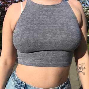 Crop top från american apparel, den är i storlek s men är ganska liten i storleken. Tröjan har börjat noppra sig lite men är annars i bra skick. Frakten ingår i priset:) 