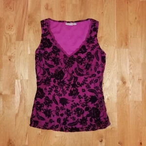 Oanvänd topp - Finns tillhörande kjol, pris för båda 150kr. Se tidigare inlägg ❤️