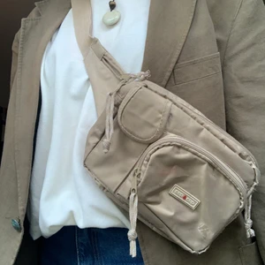 Beige bumbag - Bumbag köpt på humana. Det går att reglera det både mycket större och mycket mindre! Köparen står för frakten<3