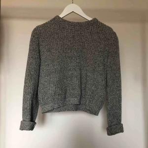  - Stickad tröja i grå/vit, något croppad. Bra skick.