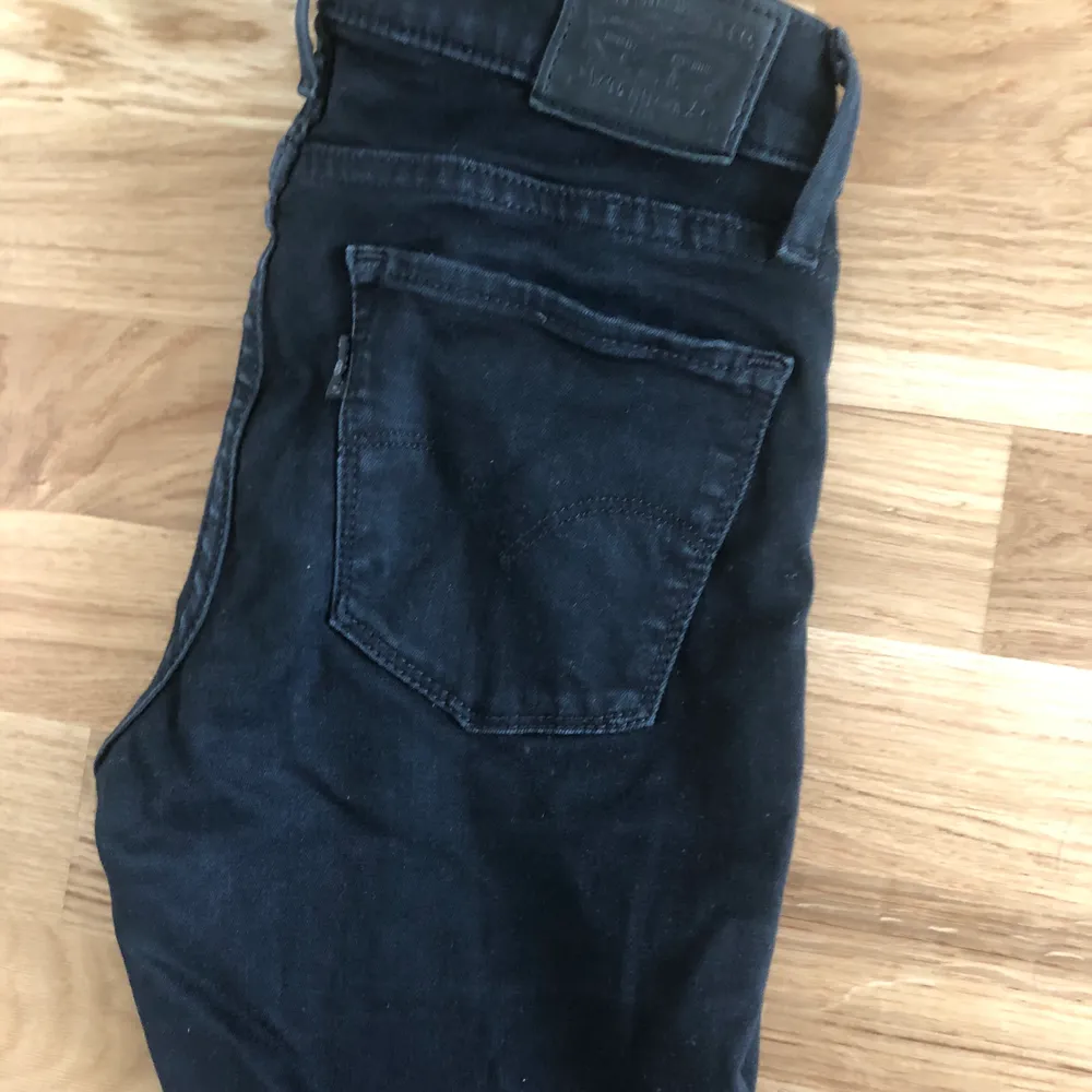 Svarta levi’s 710 skinny jeans, frakt 79kr. Endast swish:). Jeans & Byxor.