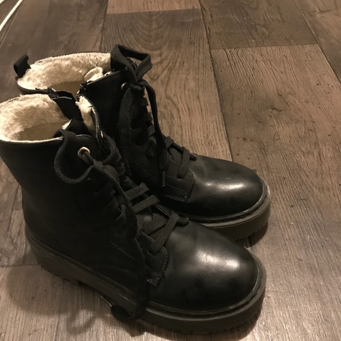 Säljer boots i st 36 men går bra i 37
