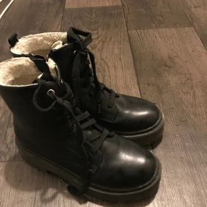 Säljer boots i st 36 men går bra i 37 - Säljer mina BOOTS eftersom beställde dem i fel storlek och dem är inte riktigt min stil haft på dem 2-3 gånger men annars är dem fel fria och de är ingen skråma på dem priset kan diskuteras 