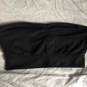 Bandeau bh, topp - Aldrig använd. Storlek small. Köpt på Gina tricot . 60kr + 12kr frakt betalas med swish