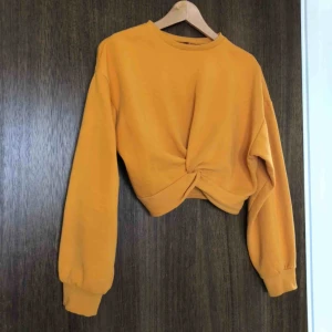  - Gul sweatshirt med knut i midjan💛