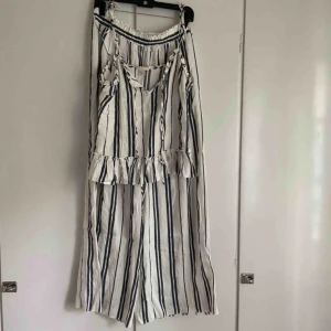  - Set i linne. Byxa:40 topp:42