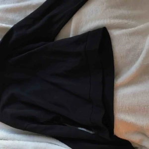  - Säljer denna sweatshirt från Gina Tricot, köpt alldeles nyss endast använd 1 gång. 