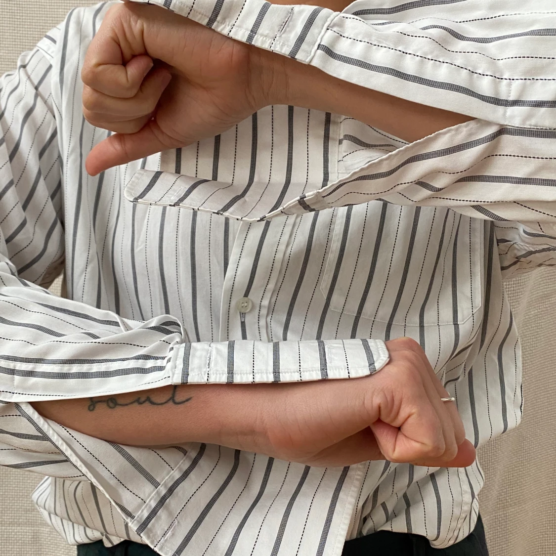 Vit/randig skjorta  - 90