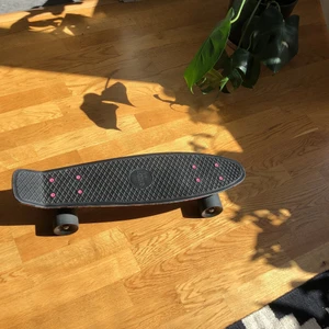 Pennybräda - Svart liten 22” pennyboard med rosa skruvar. Köpt i 🇦🇺. Sparsamt använd.