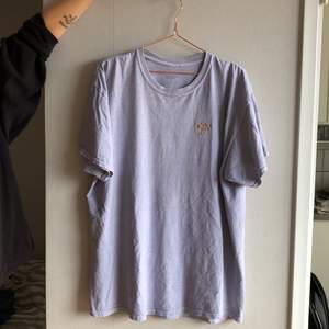 Ljuslila oversize t-shirt från Urban Outfitters. Storlek M. 2 småsmå bleka fläckar, se sista bild.
