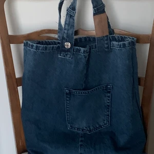 miljövänlig tygpåse av gamla jeans - sydde en tygpåse utav mina gamla jeans och tänkte kolla om någon var intresserad av att köpa en likadan. skriv till mig om du är intresserad så kan jag köpa jeans från statsmissionen o sy en till, så kan vi diskutera pris sen :) bra för miljön o praktisk