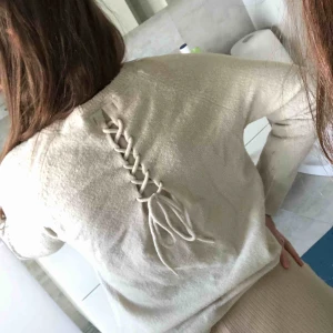  - Beiga stickad tröja med fin knytning där bak. Aldrig använd. Något längre i modellen. Jag är 165 cm lång. Super skön & fin 💕❤️