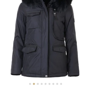 Hollies Livingo - Säljer min vinterjacka som är inköpt denna vinter. Använd max 3-4 gånger. Nypris 4499, vid snabb affär kan vi diskutera priset mer. 