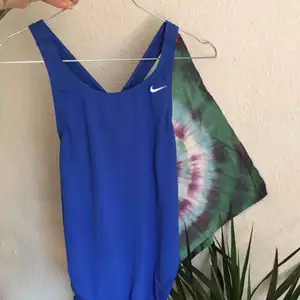 Super fin blå Nike baddräkt, broderat märke. Använd 1 gång, säljer då den är lite för liten. 