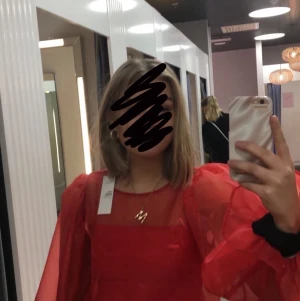 topp - ett rött linne med en ”ballong” topp i mesh❤️