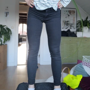 Svarta Jeans - Svarta mörkgrå jeans i bra skick! 