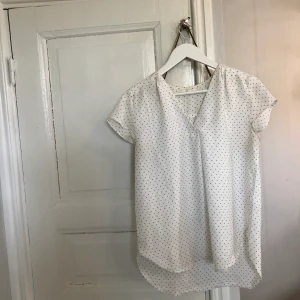 Prickig blus  - Säljer en prickig blus från H&M. Stl 34. Köparen står för frakten 🥰