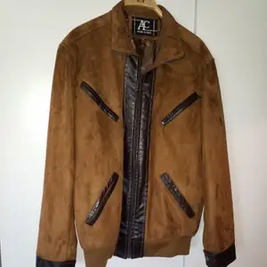 Superfin brun jacka med läderdetaljer