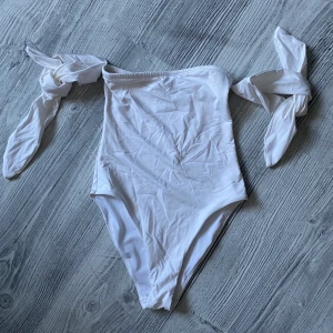 Baddräkt  - En vit baddräkt man knyter på överarmarna, från Ivyrevel🤍⚡️