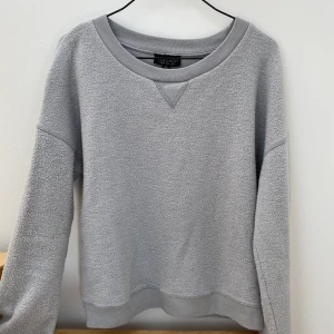 Grå mysig sweatshirt från Topshop - Såå mysig grå tröja från Topshop i strl XS. Använd sparsamt! 