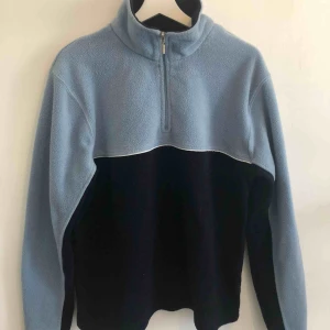 - Säljer denna mysiga fleecetröja köpt second hand. I bra skick men lite knottrig. Frakten är inräknad i priset🦋