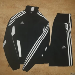 Adidas-set - Skriv för mer info/fler bilder! Finns i gbg men kan även skickas. Katt finns i hemmet!