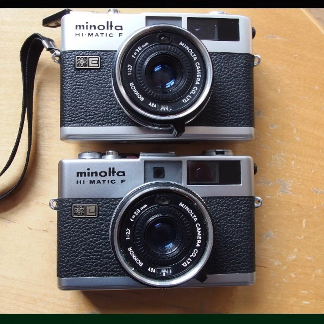 Två analoga kameror-minolta highmatic F