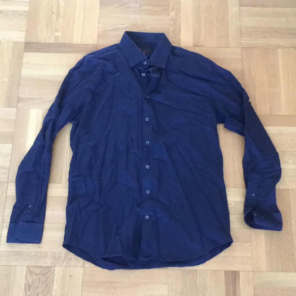 Mörkblå slimfit skjorta strlk XL. Aldrig använd.. Skjortor.
