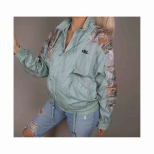  - VINTAGE! ✨  Unik Mintgrön windbreaker från Nike. Strl: L ~~ Pris: 499kr ~~~ Spårbar frakt på 63kr tillkommer. Tar 1-2 dagar att få hem.  