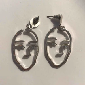  - Super läckra örhängen föreställande ansikten.  Silverfärgade (nickelfria) Köparen står för frakt📦 