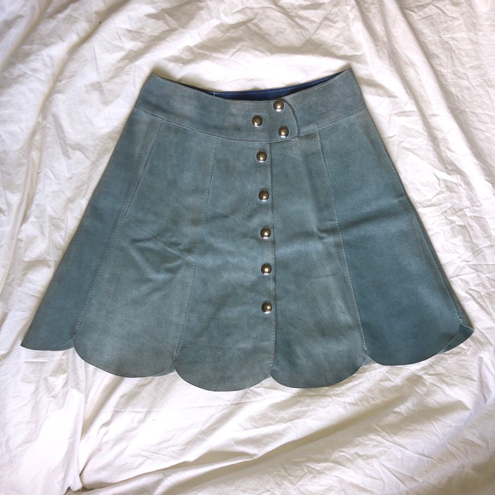 Drömmig 70-tals kjol i turkos mocka köpt på en vintage butik i Amsterdam. Superfin färg och knappdetaljer. Den har några små märken/streck se bild 3, annars mycket fint skick (bara använd för bilderna).❣️💘💘💘❤️. Kjolar.