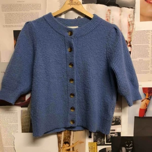  - Jättefin blå/lila kortärmad kofta med knappar från monki, använd fåtal gånger, så gott som ny. Nypris 400. 