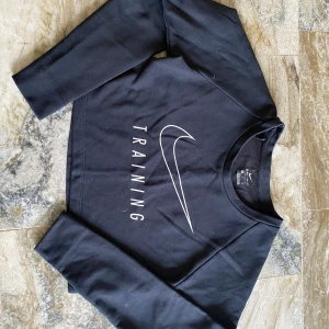Nike tröja  - Fin kortare trängstopp från Nike i nyskick. Nypris 599 kr. 