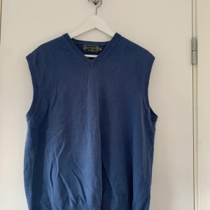 Väst - Två st västar ena i mörk blå och andra i vinrött. Använda ca 3ggr. Båda är oversize 