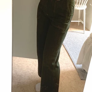 Gröna jeans Stl 26 -  Gröna jeans köpta på Monki för 400kr. Frakten ingår inte i priset. 