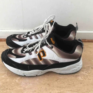  - Ett par använda Panther sneakers, i övrigt gott skick.  Köparen betalar frakt på: 63 kr. Skickas spårbart med Postnord. 