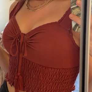 Crop topp från Urban outfitters - Super fin topp från Urban outfitters. Den är som en crop topp. Inte helt säker på om jag vill sälja den så kom med bra bud🤗 frakten ingår.