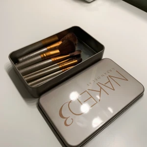 Sminkborstar - Små söta sminkborstar! Helt nya och har aldrig använts🦋 Lådan medföljer! Frakt: ca 22kr