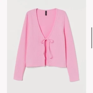 Knytkofta - Använt 1 gång, byter gärna mot en annan knytkofta från Gm eller monki i en annan färg i XS. Köpt för 249kr, den är slut såld överallt! Frakt kostar 44kr💓