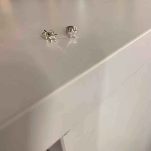  - Säljer ett par super söta örhängen, aldrig använda