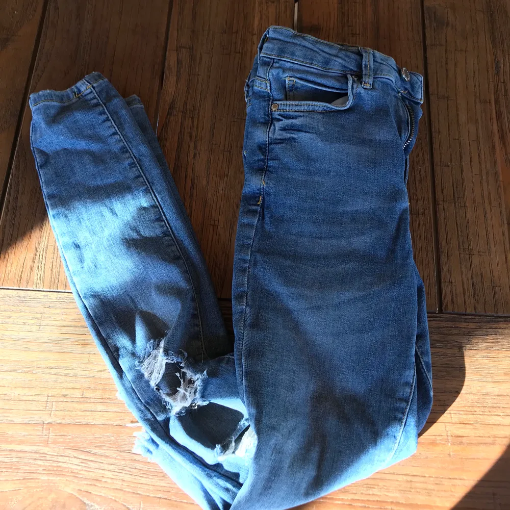 Jeans med hål i strl 34. Har fickor både fram och bak och är i fint skick. Köparen står för frakten!💞. Jeans & Byxor.