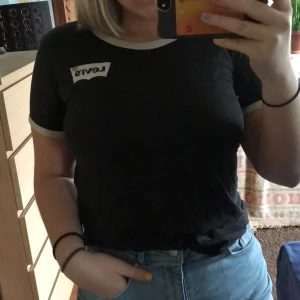 Levis T-shirt - Levis T-shirt i strl S, knappt använd och säljer pga använder ej! Pris+ frakt står du för själv ☺️💗 