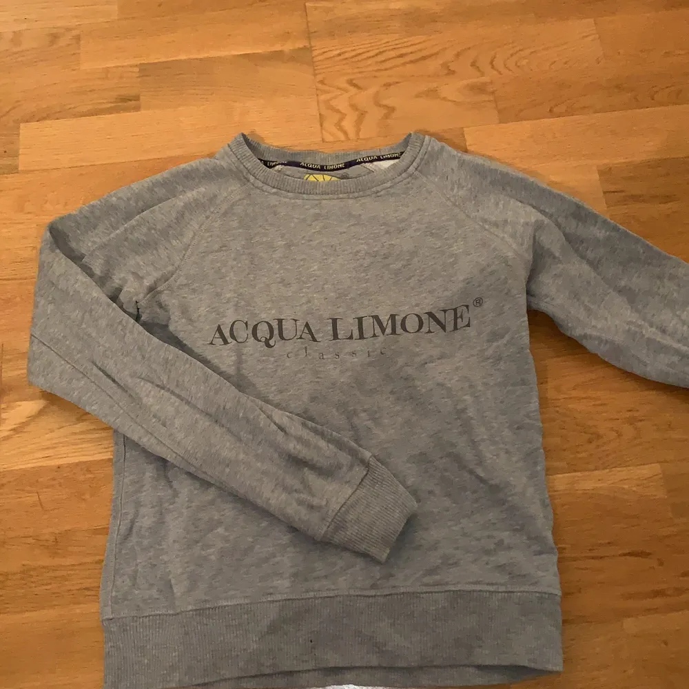 Säljer denna snygga gråa tröja ifrån acqua limone! Super snygg till ett par slitna jeans! Storlek xs köparen står för frakten . Tröjor & Koftor.