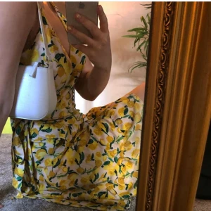 Klänning - Söt klänning från Bik Bok ✌🏻