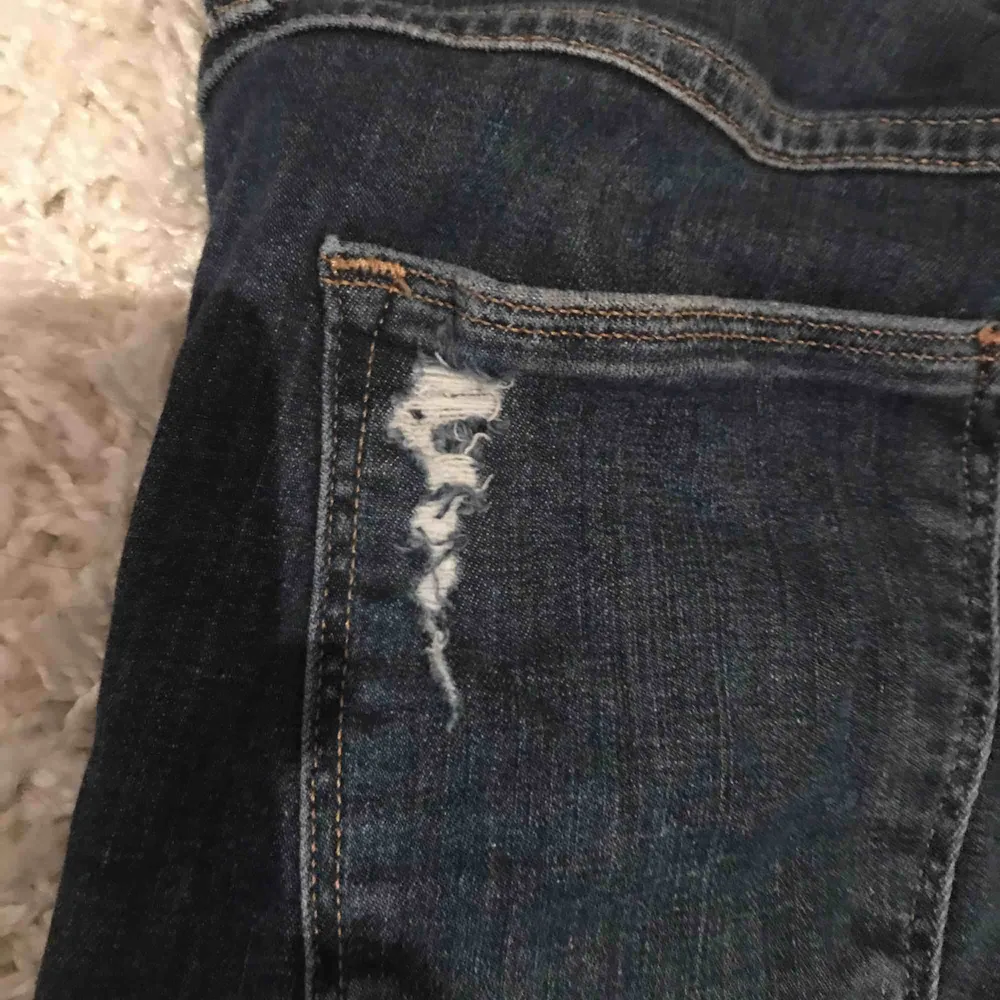 Låg midjade jeans, med slitningar tycker dom är så fina men har svårt för låg midjade jeans därför säljer jag dem jeansen😊köparen står för frakt och det går jättebra att hämta upp på plats. Jeans & Byxor.